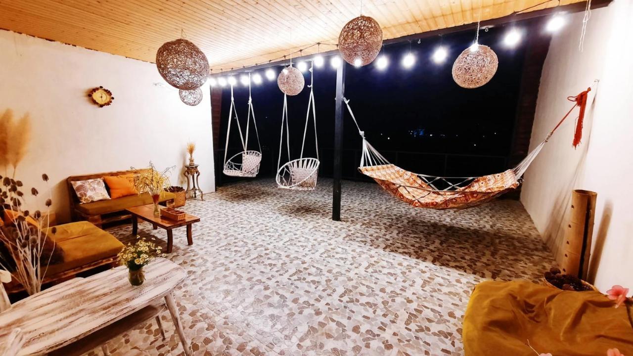 Inaisi Hotel クタイシ エクステリア 写真