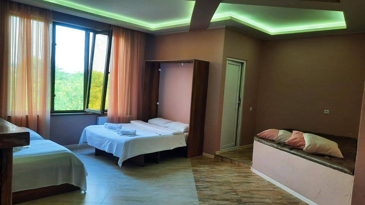 Inaisi Hotel クタイシ エクステリア 写真